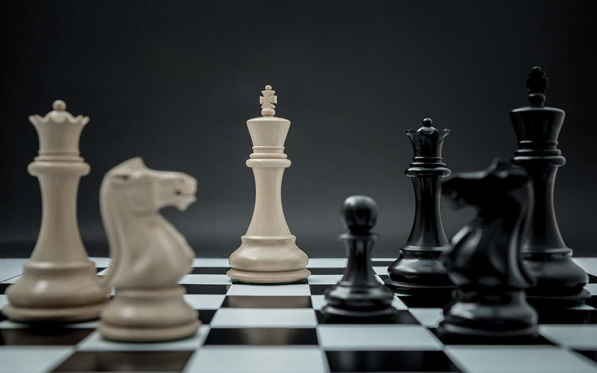 ¿De qué color son las piezas de ajedrez?